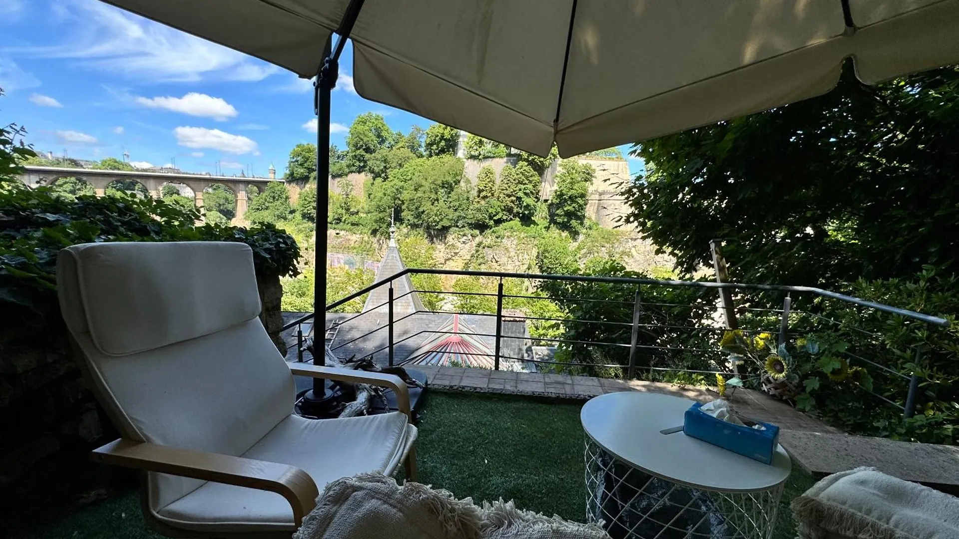 Pensión Hotel Historic Town Luxe And Epic View Luxemburgo